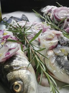Foto di Orata e spigola alla cipolla di tropea