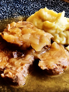 Una foto de Solomillo de cerdo en salsa de carrilleras con cebolla,romero y tomillo