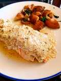 Salmón al papillote con costra de queso ricotta y salsa harissa acompañado por rovellons salteados