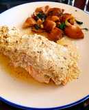 Salmón al papillote con costra de queso ricotta y salsa harissa acompañado por rovellons salteados