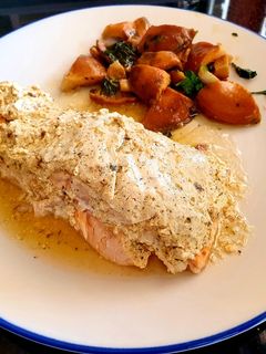 Una foto de Salmón al papillote con costra de queso ricotta y salsa harissa acompañado por rovellons salteados