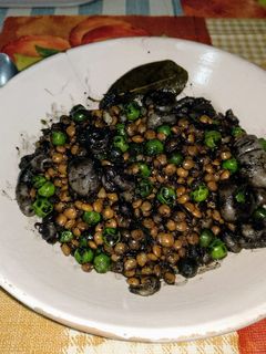 Una foto de Lentejas con calamares en su tinta