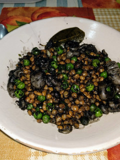 Una foto de Lentejas con calamares en su tinta