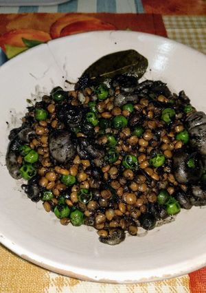 Foto principal de Lentejas con calamares en su tinta