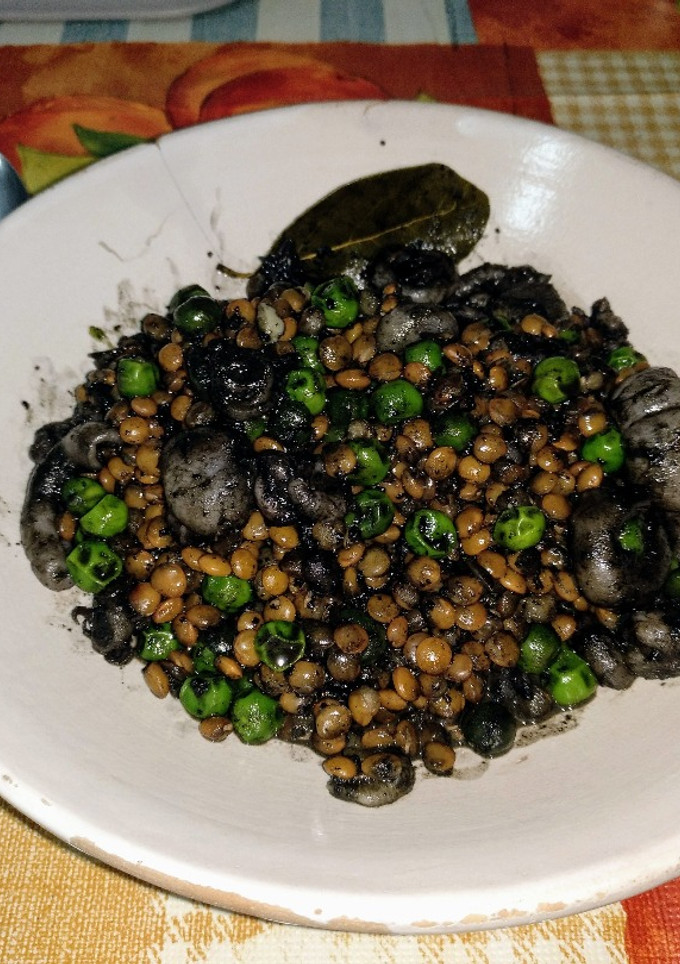 Una foto de Lentejas con calamares en su tinta