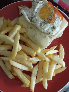 Una foto de Mexicanos calentito con papas fritas