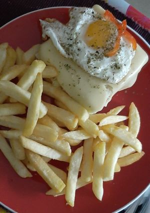Una foto de Mexicanos calentito con papas fritas