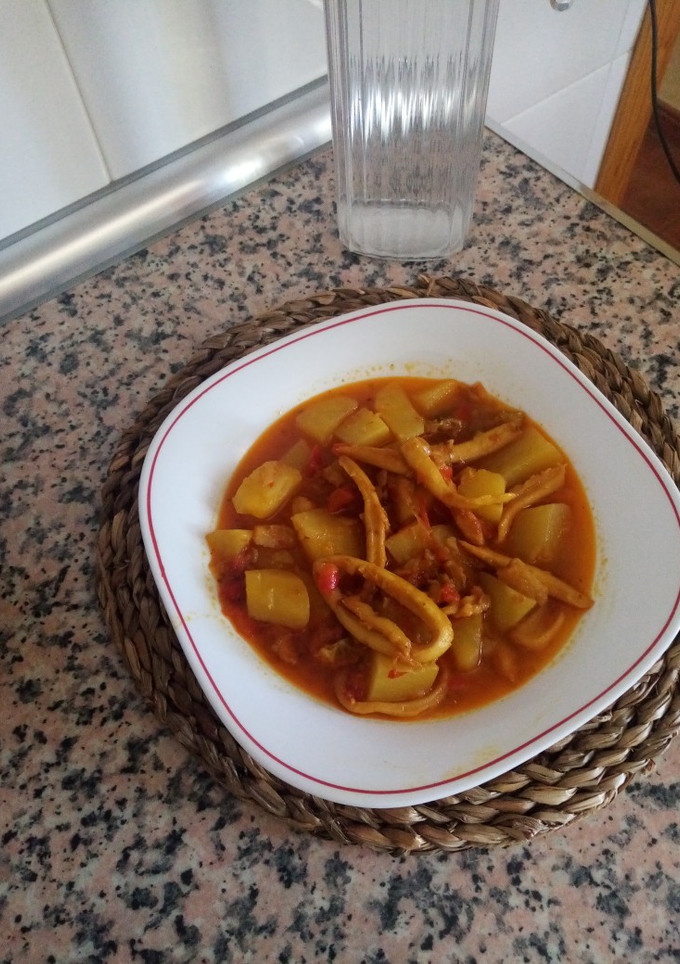 Una foto de Patatas guisadas con calamar congelado