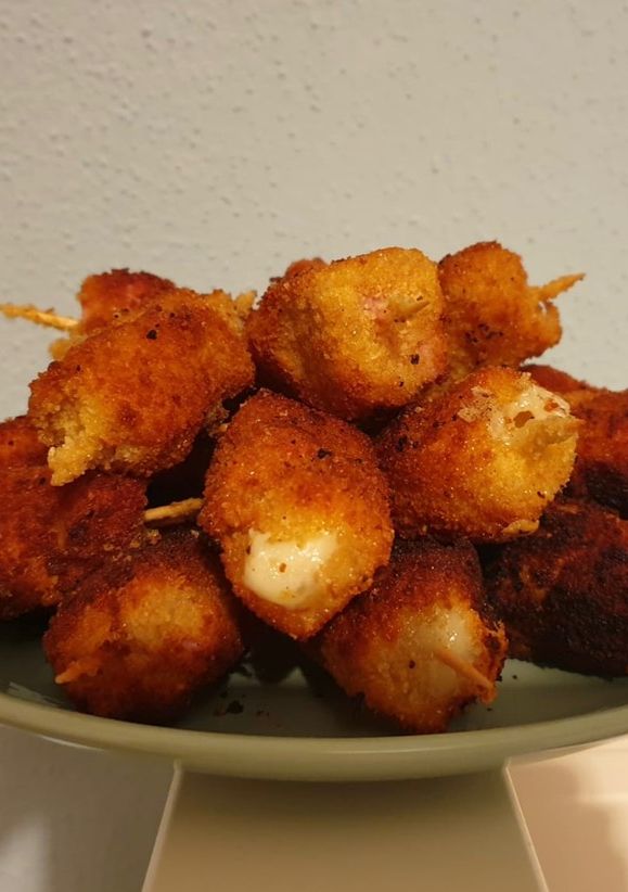 Una foto de Banderillas de magro de cerdo cocido y queso manchego