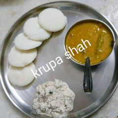 A picture of Idli sambhar and chutney.