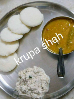 A picture of Idli sambhar and chutney.