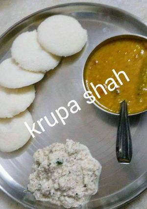 A picture of Idli sambhar and chutney.