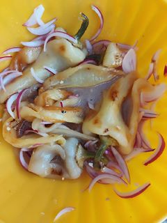 O poză a rețetei Salată de ardei copți cu ceapă roșie.