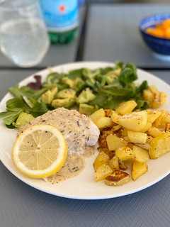 Una foto de Pescado con Salsa Cremosa de Limón