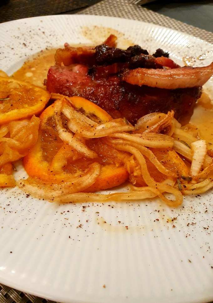 Una foto de Bondiola con salsa de naranjas