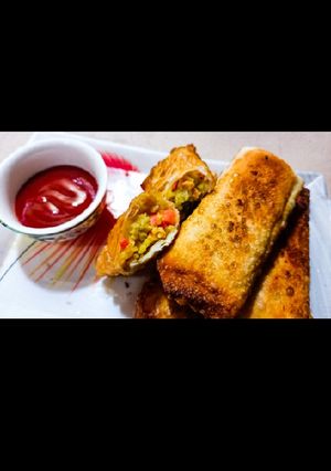 A picture of Macroni spring rolls.