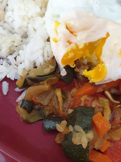 Una foto de 🍆🥕🧅🥚Verduras con salsa de soja, champiñones huevo y arroz