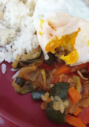 Una foto de 🍆🥕🧅🥚Verduras con salsa de soja, champiñones huevo y arroz