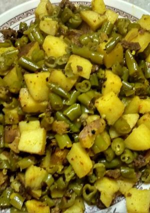 A picture of Aloo Faliyan.
