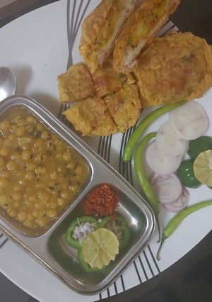 પલટી વડાપાવ વીથ રગડા (Palti Vada With Ragda Recipe In Gujarati) રેસીપી મુખ્ય ફોટો