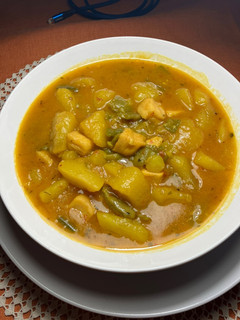 Una foto de Patatas con calamares y verduras del hortet, en olla exprés