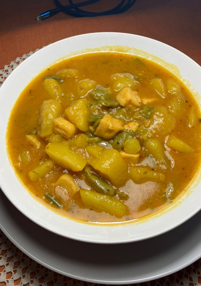 Una foto de Patatas con calamares y verduras del hortet, en olla exprés