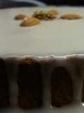 Budín de banana con nueces, avellanas y glaseado