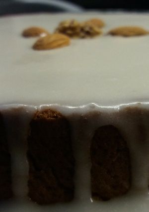 Una foto de Budín de banana con nueces, avellanas y glaseado