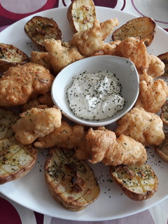 Una foto de Buñuelos de bacalao con papas asadas