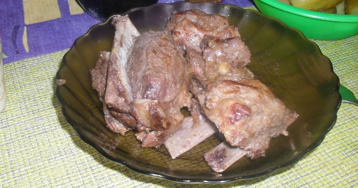 свинина в соусе на сковороде. тушеная свинина в утятнице. как приготовить свинину в утятнице. мясо с овощами. свинина в утятнице на плите.