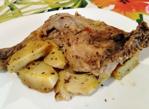Foto di Pollo al Forno con Patate, Origano e Crema di Aglio