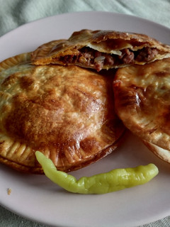 Una foto de Tartitas doradas rellenas de picada y sobrasada