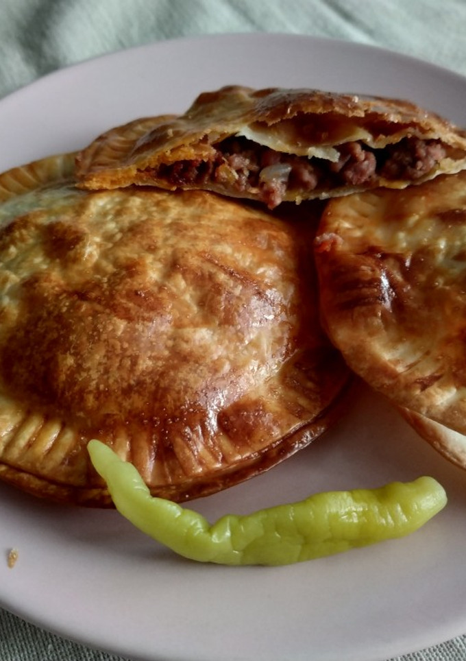 Una foto de Tartitas doradas rellenas de picada y sobrasada