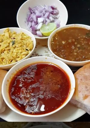 પુના મિસળ (Puna Misal Recipe In Gujarati) રેસીપી મુખ્ય ફોટો