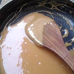 A picture of Caramel sauce.