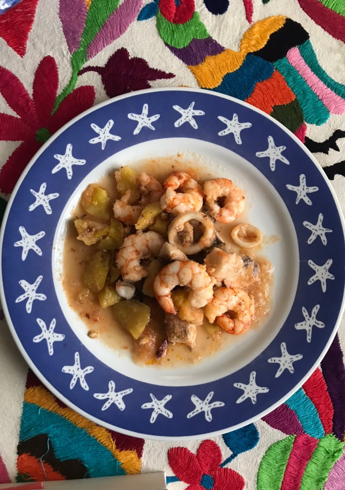 Una foto de Zarzuela de pescado y gambones, low cost !!