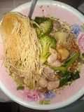 ราดหน้าน้ำพริกเผา หมี่กรอบ หมูเด้ง