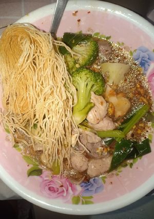รูปของ ราดหน้าน้ำพริกเผา หมี่กรอบ หมูเด้ง