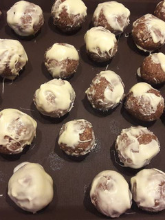 Fehér csokiba mártott zserbó golyócskák recept fotója