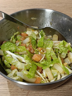 Una foto de Ensalada del día, con espárragos blancos y salmón ahumado