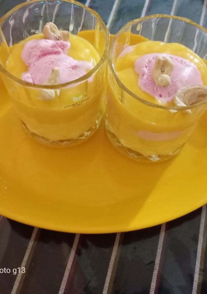 A picture of Mango with custard ice cream or Miloni custard ice cream ke sang.