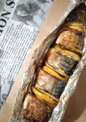 Фото Скумбрия, запечённая в фольге, с лимоном и луком.