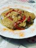 Lomo en salsa de cebolla con tiras de piquillo
