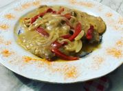 Una foto de filetes de lomo con salsa