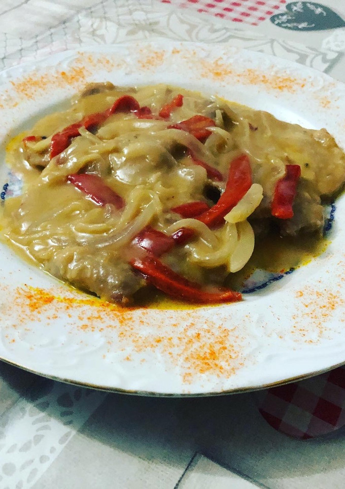 Una foto de Lomo en salsa de cebolla con tiras de piquillo