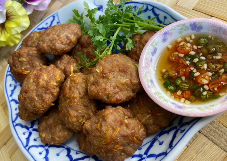 หมูก้อนทอด