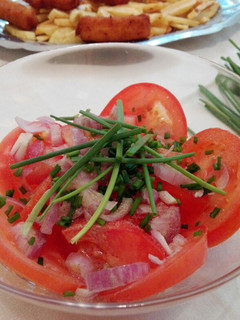 Una foto de Ensalada de tomates y chalotas