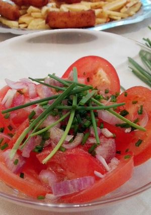 Una foto de Ensalada de tomates y chalotas
