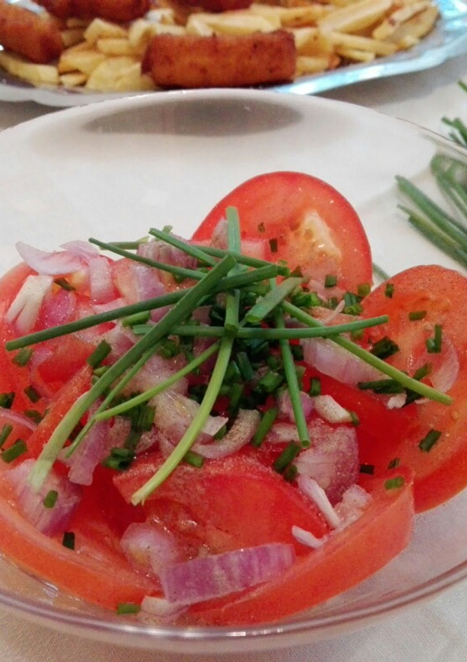 Una foto de Ensalada de tomates y chalotas