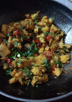 गोभी आलू की सब्जी (Gobhi aloo ki sabzi recipe in Hindi) रेसिपी मुख्य फोटो